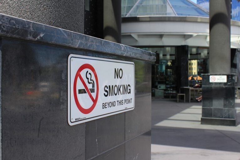 Η απαγόρευση του καπνίσματος σε δημόσιους χώρους ενθαρρύνει τη διακοπή του καπνίσματος