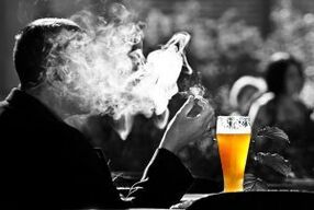 η κατανάλωση αλκοόλ διεγείρει την επιθυμία για κάπνισμα